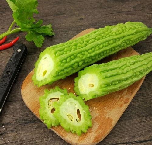贾贝西吃瓜